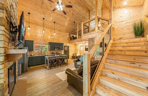 Pigeon Forge Cabin | Brand NEW Cozy 2 Bedroom cabin - JAN. SPECIALS! EASY ACCESS! Right off Pkwy!❄️