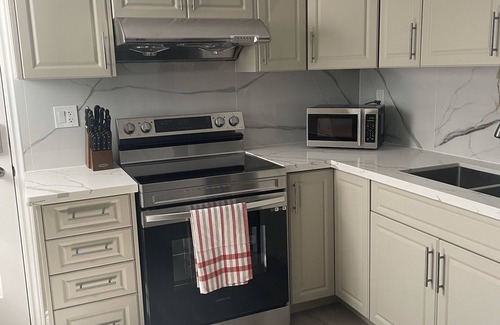 Rathwood Apartment | Brand New Cozy 2 Bedroom In Law Suite with separate entrance (self check-in)