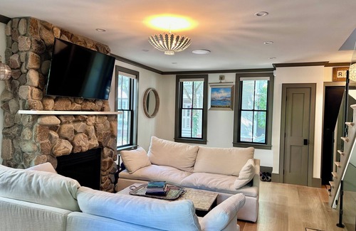 Thompson Square - Bunker Hill House | Brand New! Cozy city home!