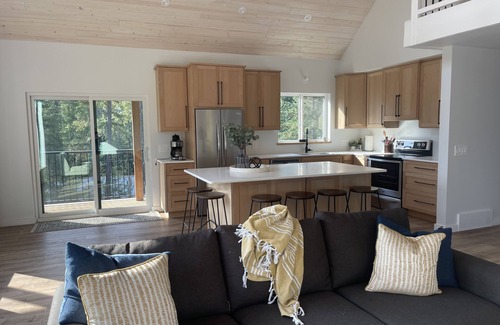 Kaslo House | Brand new custom built cabin! 5 minute drive from Kaslo and public beaches.