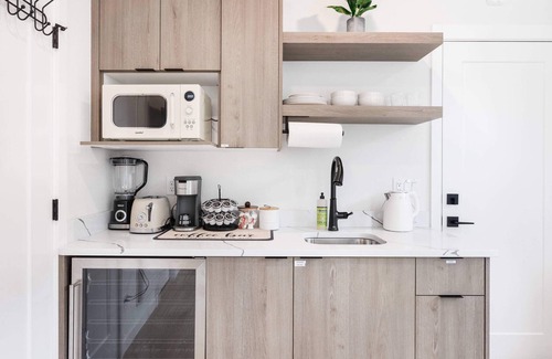 Eastlake House | Brand New Eastlake Studio - SLU, UW, Shops & Eats