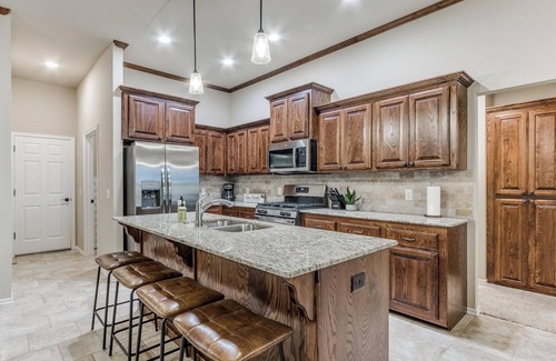 Mustang House | Brand New Home - Accessible to Yukon and Mustang!