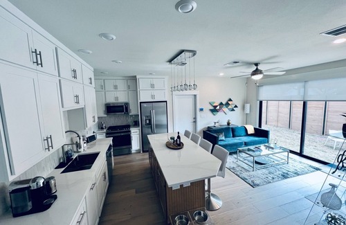 Holly House | Brand new home in ideal location to explore Austin