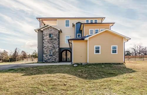 Red Rock House | Brand new house 3 floors 8 bedrooms