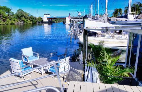 Merritt Island Boat Rental | Brand New House Boat Stunning Views and Resort Amenities