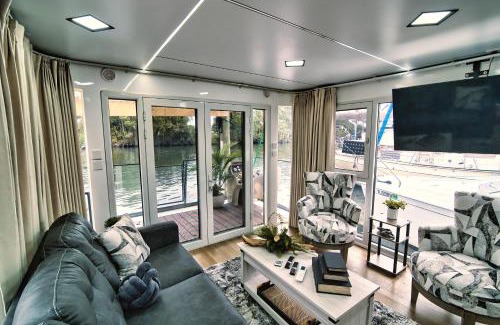 Merritt Island Boat Rental | Brand New House Boat Stunning Views and Resort Amenities