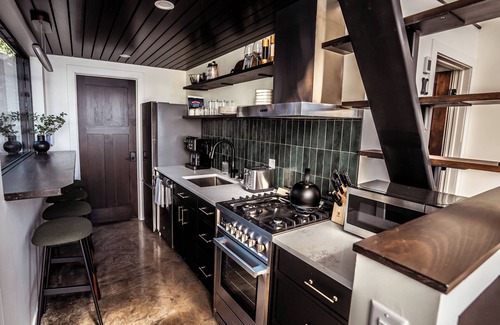 Tofte Cabin | BRAND NEW Lakefront Tiny Home w/Treehouse Sauna - Jarvi Cabin at Stay Boreal