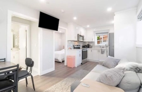 Hastings House | Brand new Laneway Home!