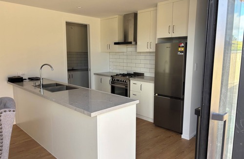 Christchurch Apartment | Brand New Large Modern House in Christchurch close to all amenities