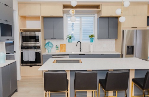 West Newton - Highway 10 House | Brand new luxurious home in Surrey, sleeps 10