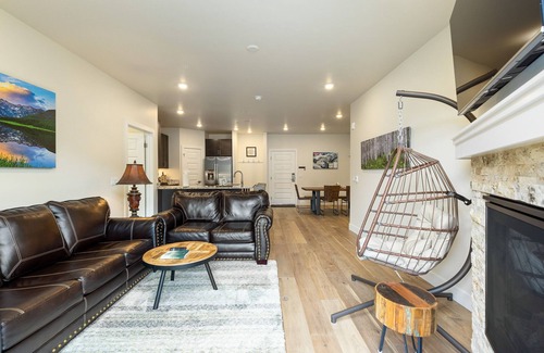 Lakeside Village Condo | Brand New Luxury Condo/Stunning Mountain Views/Shared Hot Tub/Shuttle to Lifts