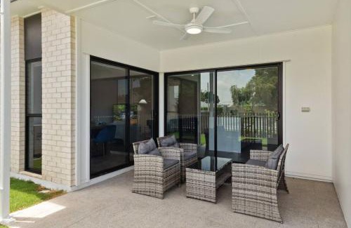 Capalaba House | Brand New Modern 4BR House with Parking Yard Mall and Park