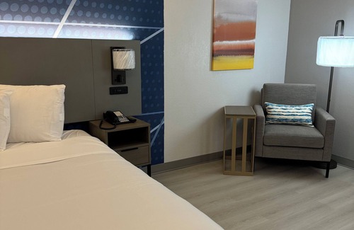 South Holland Hotel | Brand New Modern Bedroom with AC, TV & WiFi in Chicago Near Wind Creek Casino