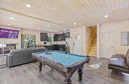 Cleveland Cabin | Brand New Modern Luxury Couples Fit for Royalty