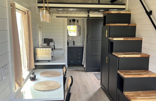 West Milton House | BRAND NEW! Modern Tiny House @ The Horse Stables