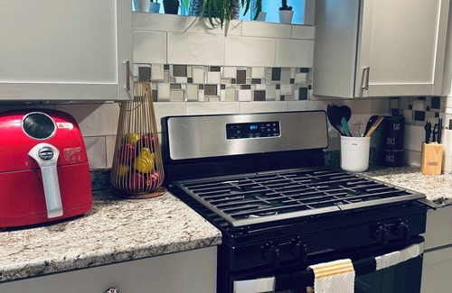 Broadview Apartment | Brand New Studio apart. free parking