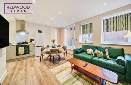 Rushmoor District Apartment | Brand New Town Center FREE FAST WiFi Balcony by Redwood Stays