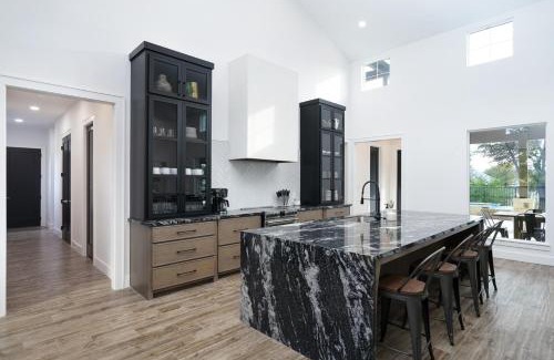Sabinal House | Brand new Two Kitchens Pool Hot tub For 28