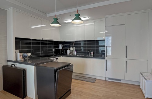 Songdo Apartment | BrandNew 2BR 21F 646sq.ft, 2min to Hyundai outlet & Triple St., 2Free Parking
