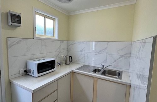 St. Albans House | Brandnew modern comfort room in a beautiful suburb