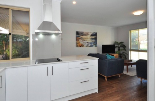 Pottsville House | Breakaway - A stroll to the beach
