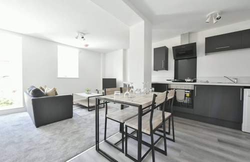 Pontefract Apartment | Breathtaking 1 Bedroom Apartment