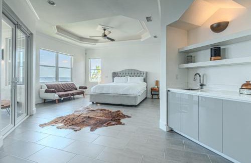 Caloosahatchee House | Breathtaking 6BD Riverfront Mansion w Pool