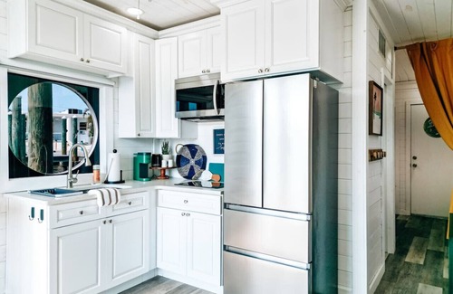 Bay Esplanade Boat Rental | Breathtaking Beachy Houseboat on Clearwater Island
