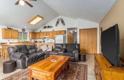 Kellogg Condo | Breathtaking Mountain View Townhouse by the River
