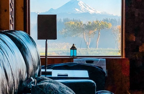 Auburn House | Breathtaking Mt Rainier & Mountain Views, Whole House - Hot Tub/Pool Table