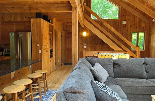 Lanesborough House | Breathtaking Post & Beam minutes from Jiminy Peak, Williamstown, Lenox & hiking