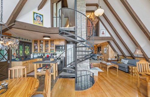 Marion Ski Chalet | Breathtaking views, hot tub, game rom, close to pkwy in Little Switzerland🇨🇭
