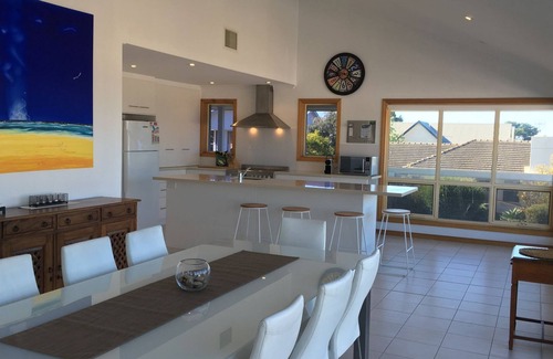 Hayborough House | Breezes@Hayborough - Coastal Beach house & pet-friendly!
