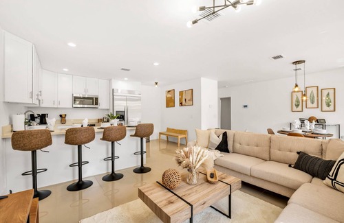 Dania Beach House | Breezy Dania Beach Proximity: Hot Tub, Remodeled & Family-Friendly, BBQ Ready Retreat