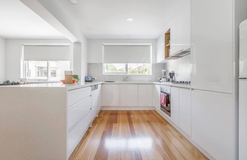 St. Kilda East Apartment | Breezy East A Light filled Family Retreat