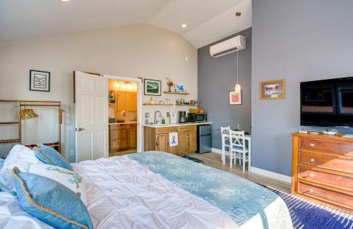 West Hills Apartment | Bremerton Studio with Bay View Beach Access!