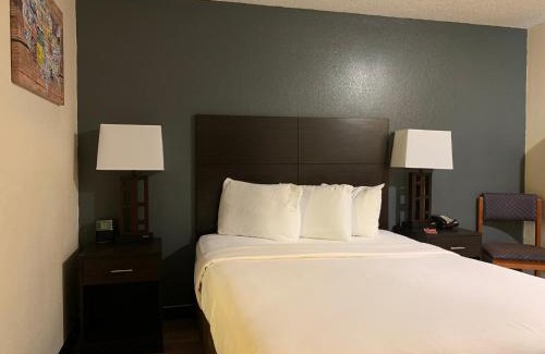 Clinton Hotel | Brentwood Inn Clinton