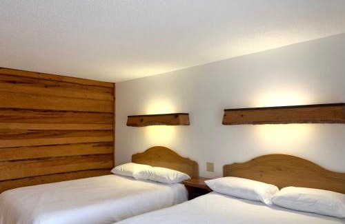 Tomahawk House | Bridge Inn Tomahawk -1st Floor, 2 Queen Size Bed, Walkout, River View