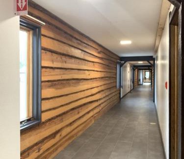 Tomahawk House | Bridge Inn Tomhawk - 2nd Floor, 1 King Size Bed, Balcony, River View