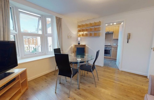 Oxford City Centre Apartment | Bridge View | Oxford Holiday Let | 1 Bed & Sleeps 2