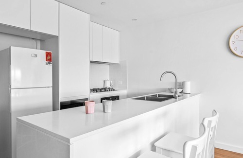 Shellharbour City Centre Apartment | Bright & Breezy Lakeview Retreat in Shellharbour