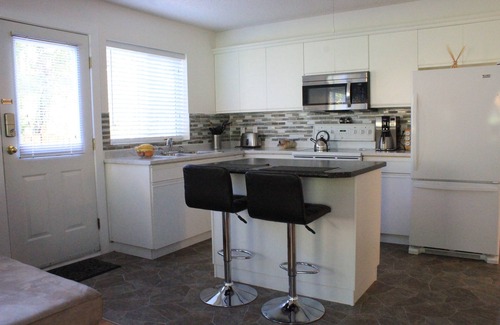 Sooke Apartment | Bright 1 bedroom suite/Self check in/Full kitchen/Wifi/Netflix/Optic TV