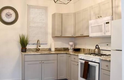 Crafton House | Bright 1BR Retreat | Near Downtown & Airport