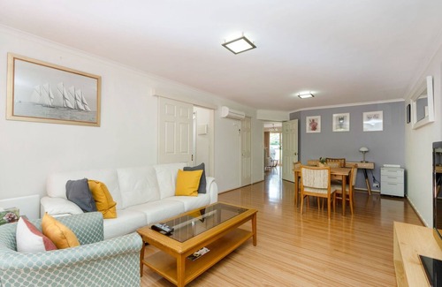 Narrabundah Apartment | Bright 2-Bed Apartment Near Scenic Attractions