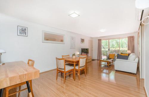 Narrabundah Apartment | Bright 2-Bed Apartment Near Scenic Attractions