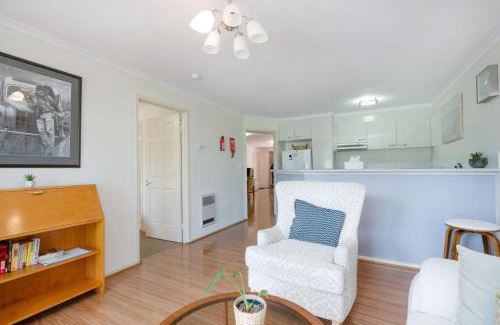 Narrabundah Apartment | Bright 2-Bed Apartment Near Scenic Attractions
