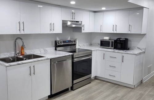 Angus Apartment | Bright 2 Bedroom Entire Basement Apartment
