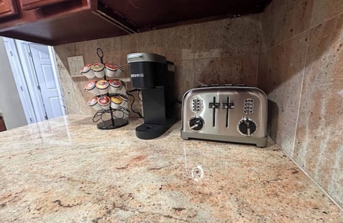 North Valley Stream House | Bright 2 BR 8 min from JFK, 4 min from US and Mall, Free Street Parking 24/7.