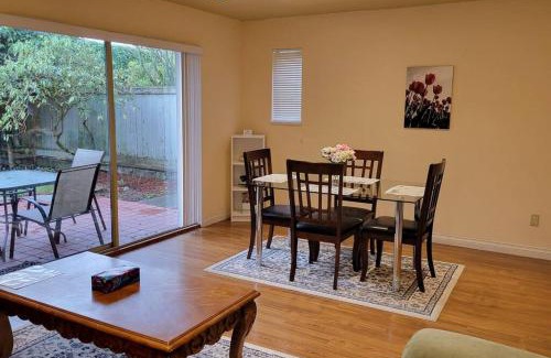 Ambleside Apartment | Bright 2 BR, Great Location