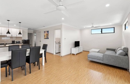 Bungalow Apartment | BRIGHT 2BEDROOM APARTMENT IN COZY INNER-CITY SUBURB- CAIRNS